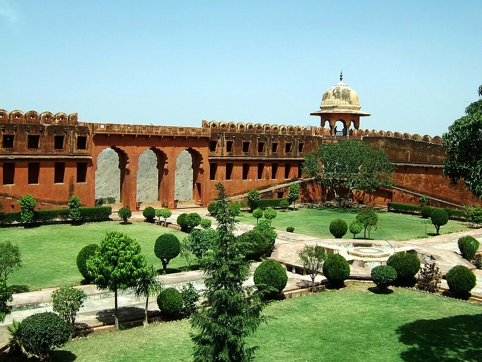 Jaipur Sightseeing Cab Service - Jaigarh Fort Cab Tour