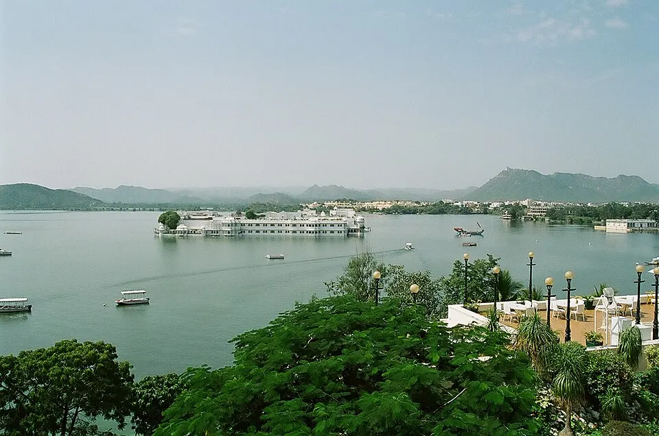 Jaipur to Udaipur Cab Service - Lake Pichola Destination Ride